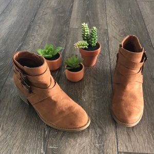 Little girl’s ankle boots. Size 3. Art class.